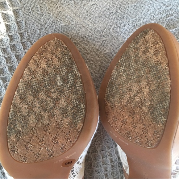 Antonio Melanie Tan & Ivory Lace Slip On Heels - Picture 8 of 8